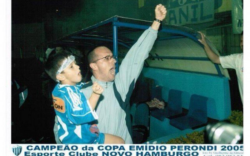 Bruno Fehse comemora o título do ECNH à beira do gramado do Estádio Santa Rosa | abc+