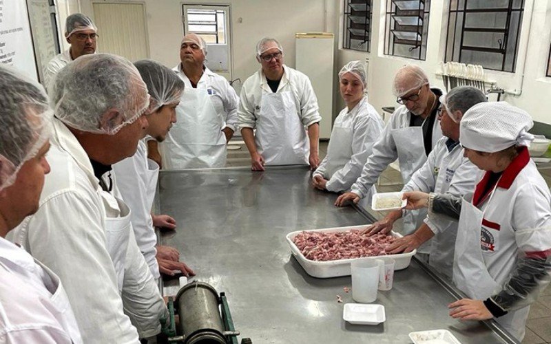 Cursos de fruticultura e processamento de carne suína em Nova Petrópolis