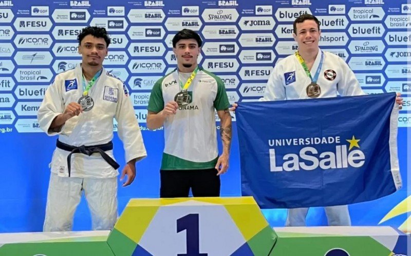 Emocionado, Paulo Rodrigues (à direita) sobe ao pódio