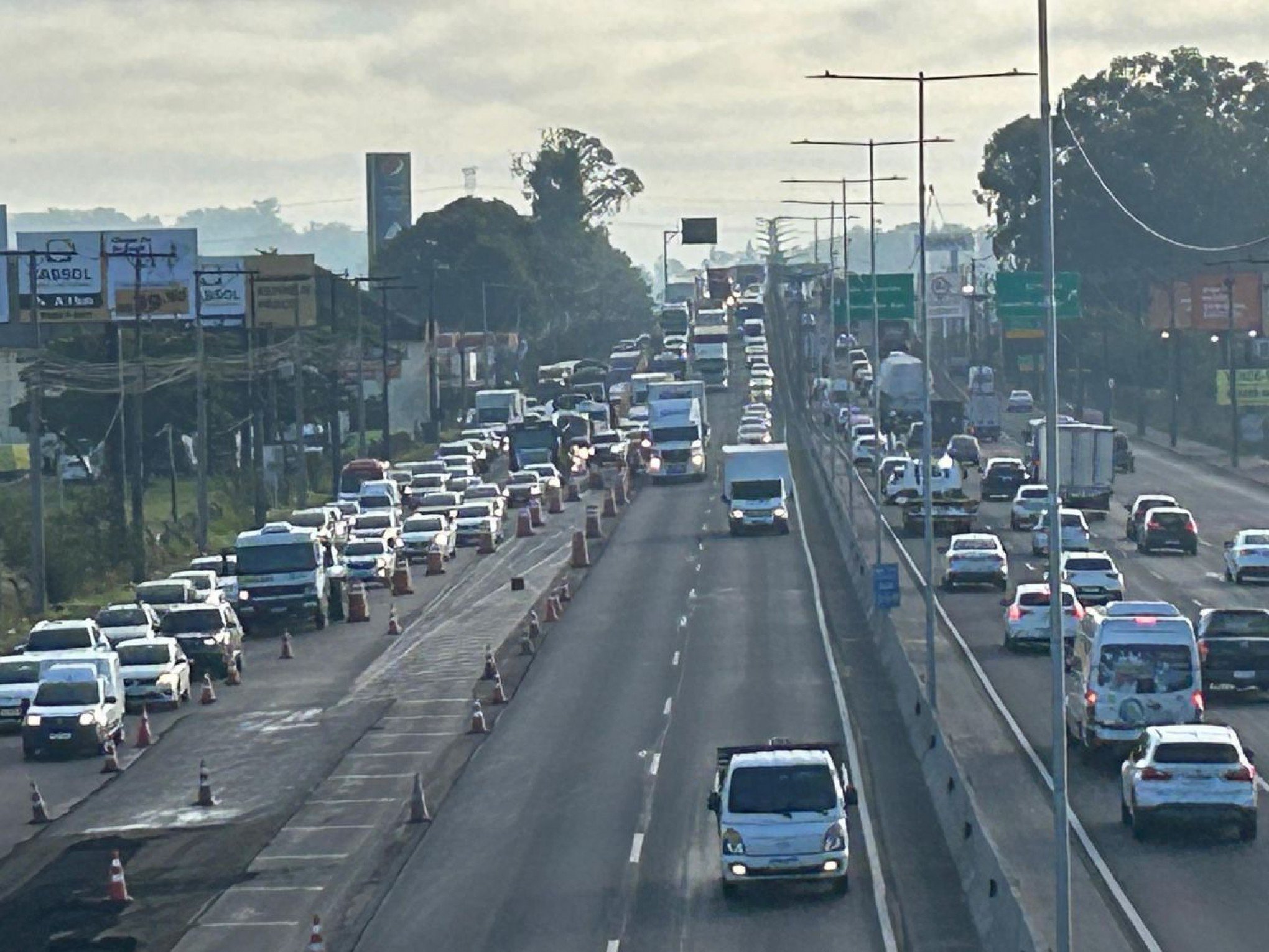 BR-116: Caos no trânsito com estreitamento de pista e congestionamento quilométrico na rodovia