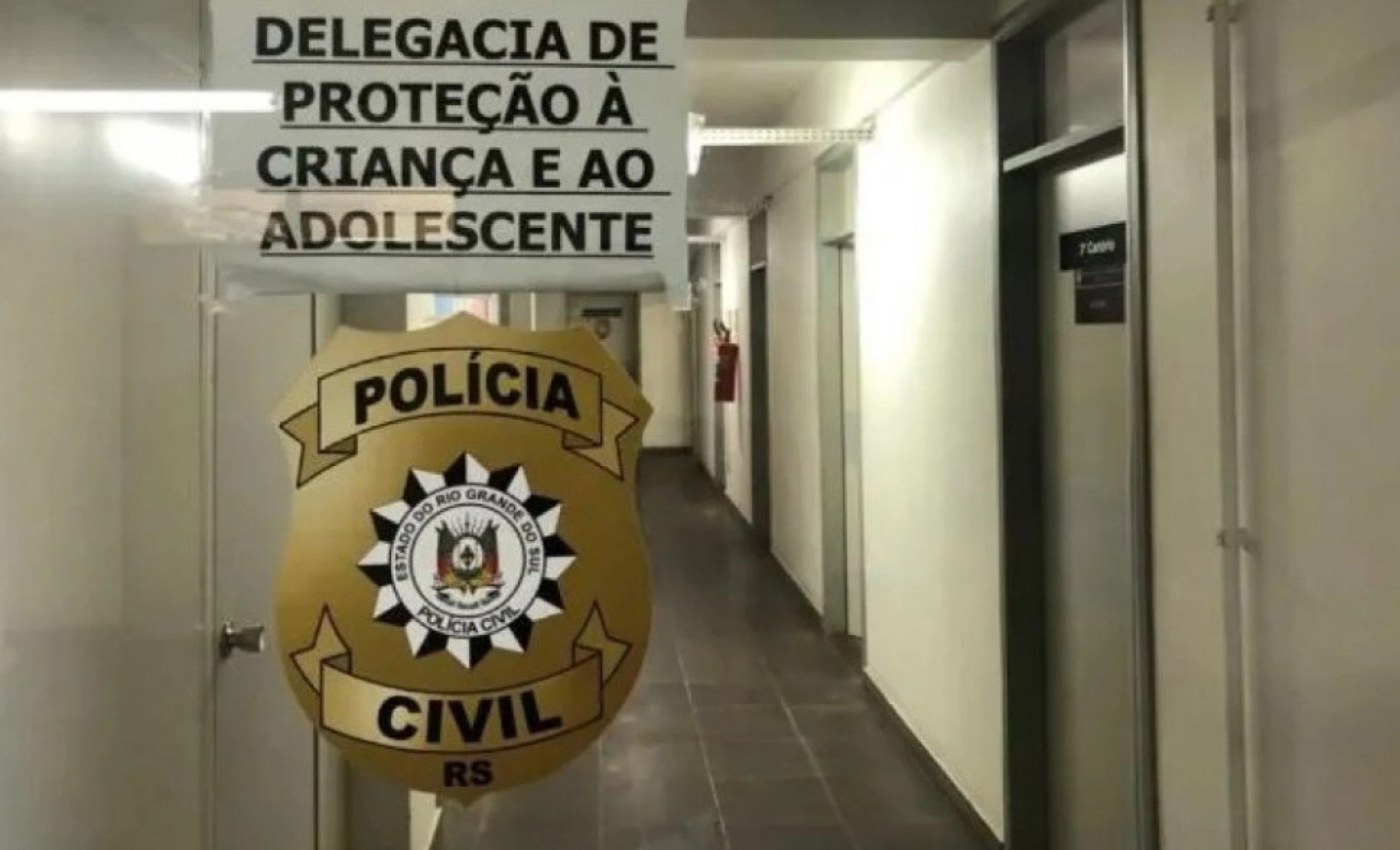 Homem dopa menina de 11 anos ao invadir casa e deixa faca cravada com bilhete: "Dei remédio para ela"