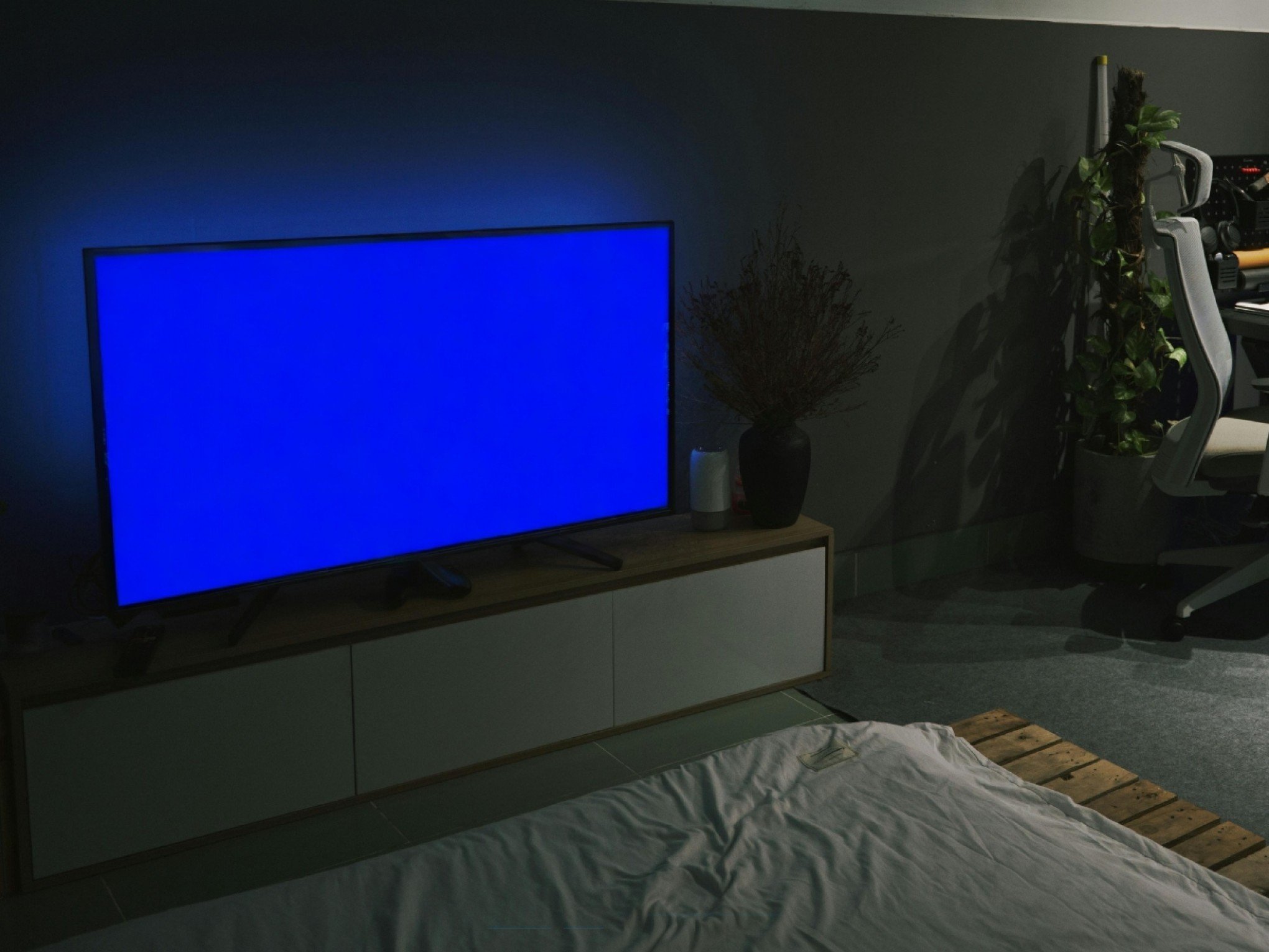 O que significa dormir com a televisão ligada? A psicologia explica