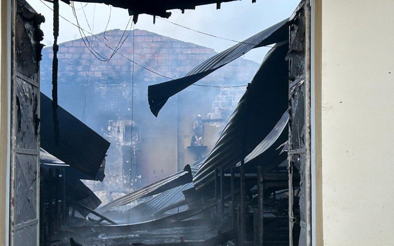 Incêndio em galpão se espalha e destrói capela de igreja em Novo Hamburgo | abc+
