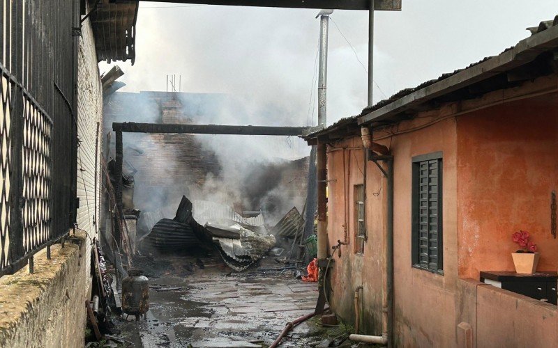 Incêndio em galpão se espalha e destrói capela de igreja em Novo Hamburgo | abc+
