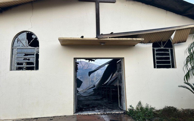 Incêndio em galpão se espalha e destrói capela de igreja em Novo Hamburgo | abc+