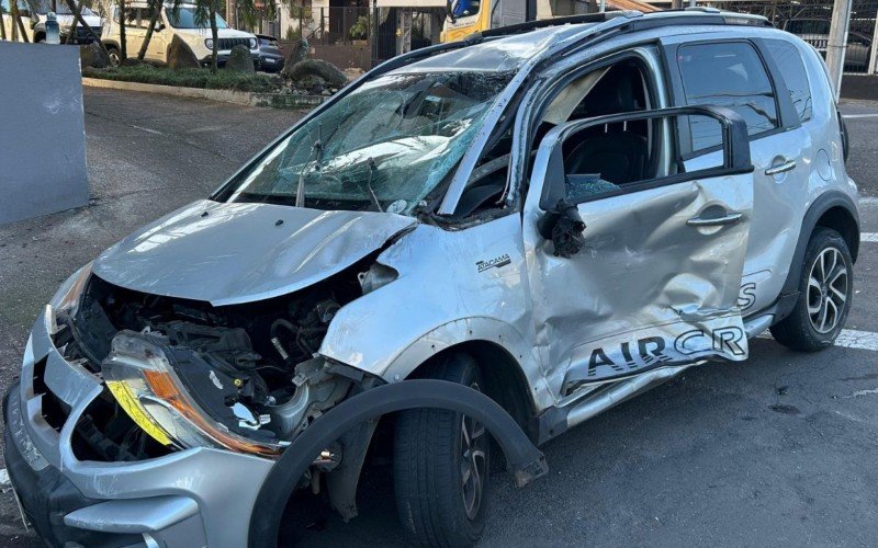 Carro se envolve em colisão com viatura da Brigada Militar (BM) em Novo Hamburgo | abc+