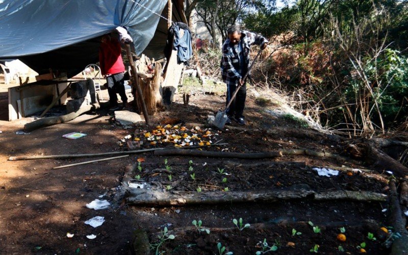 O cacique Dorvalino Cardoso dá início a uma pequena horta no antigo terreno da Previdência Social, em Canoas
