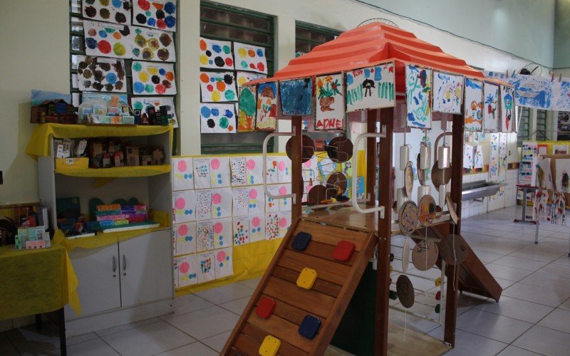 Obras estão expostas no pátio da escola no Guajuviras