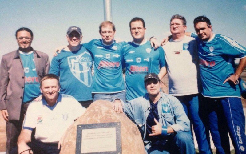 Membros da direção e do Conselho do Noia, além de integrantes da Comissão de Patrimônio ao lado pedra fundamental do novo estádio, em 2005. Da esquerda para a direita: Christian Thomas, Ademir Moschem, Marco Kirsch, Márcio Jung, Rosalvo Johann (Maneca), Marcelo Bündchen, Roberto Schilling e Edgar Fedrizzi. | abc+
