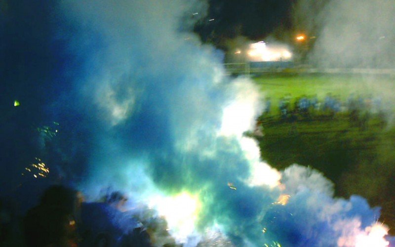 Torcida Fogo Anil tapou a arquibancada com fumaça azul e branca | abc+