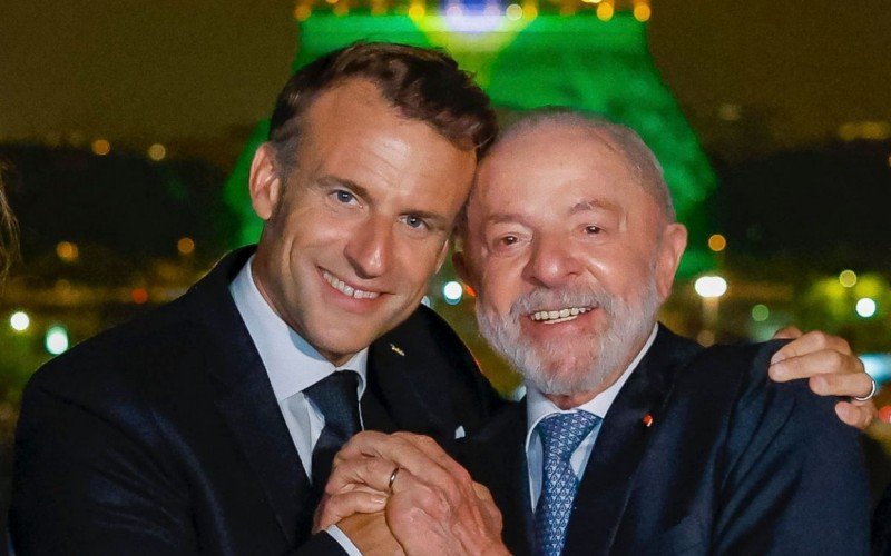 Emanuel Macron e Luiz Inácio Lula da Silva em frente à Torre Eiffel | abc+