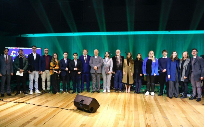 Premiados da 15ª e 16ª edição do Prêmio Jovem Cientista, promovido pela Assembleia Legislativa. | abc+