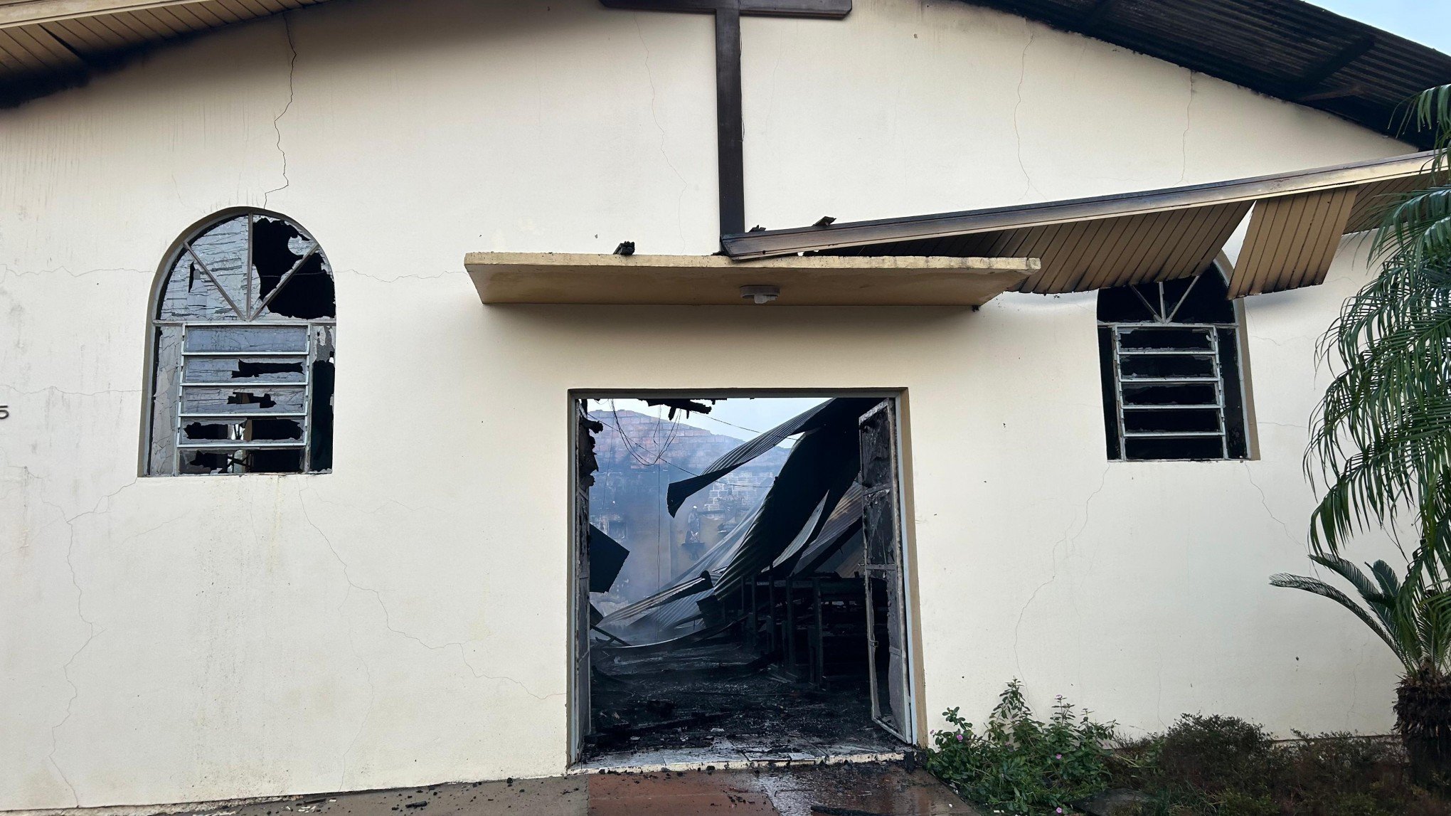 Incêndio em galpão se espalha e destrói capela de igreja em Novo Hamburgo