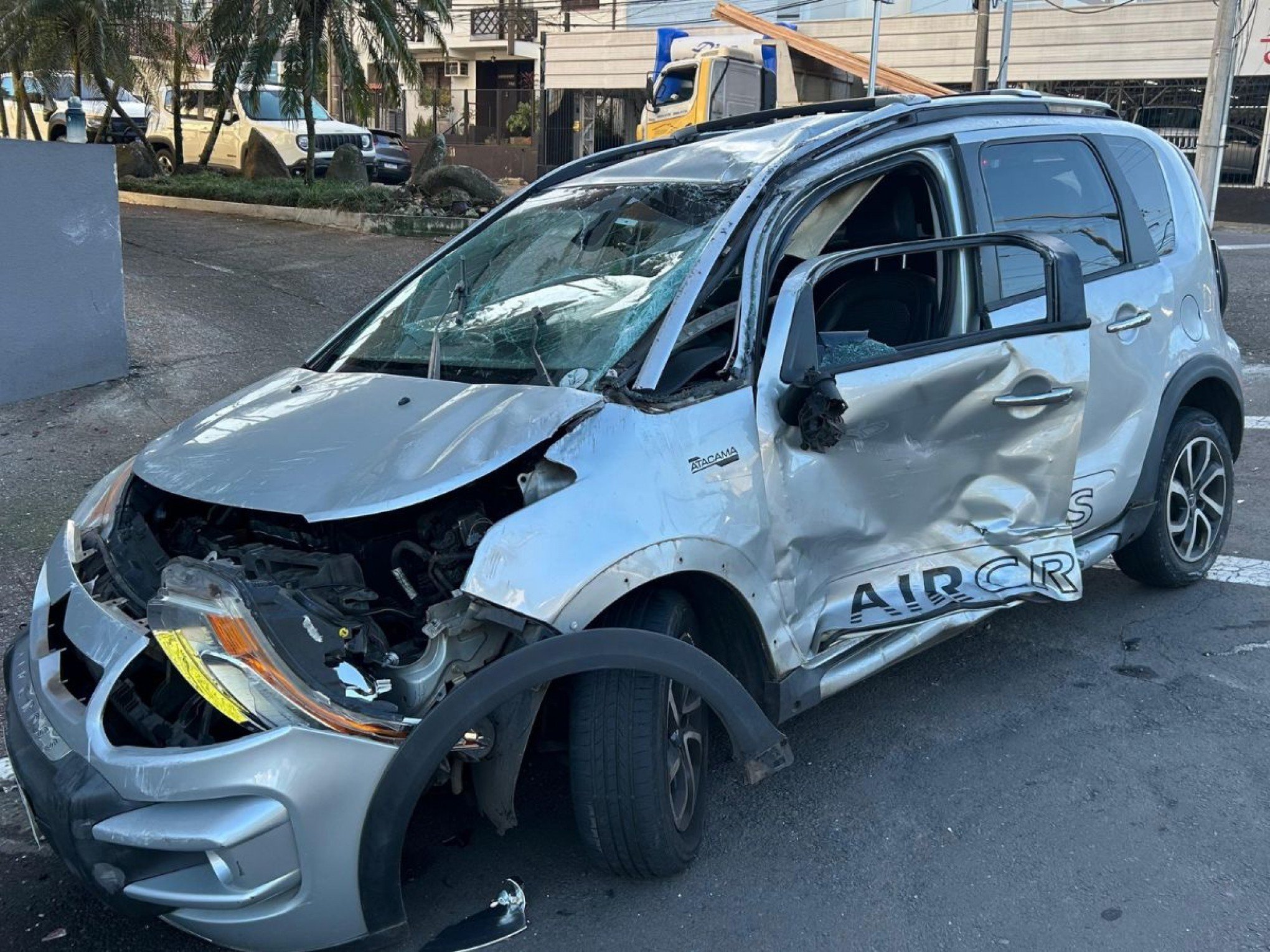 Carro capota após colisão com viatura da Brigada Militar em Novo Hamburgo