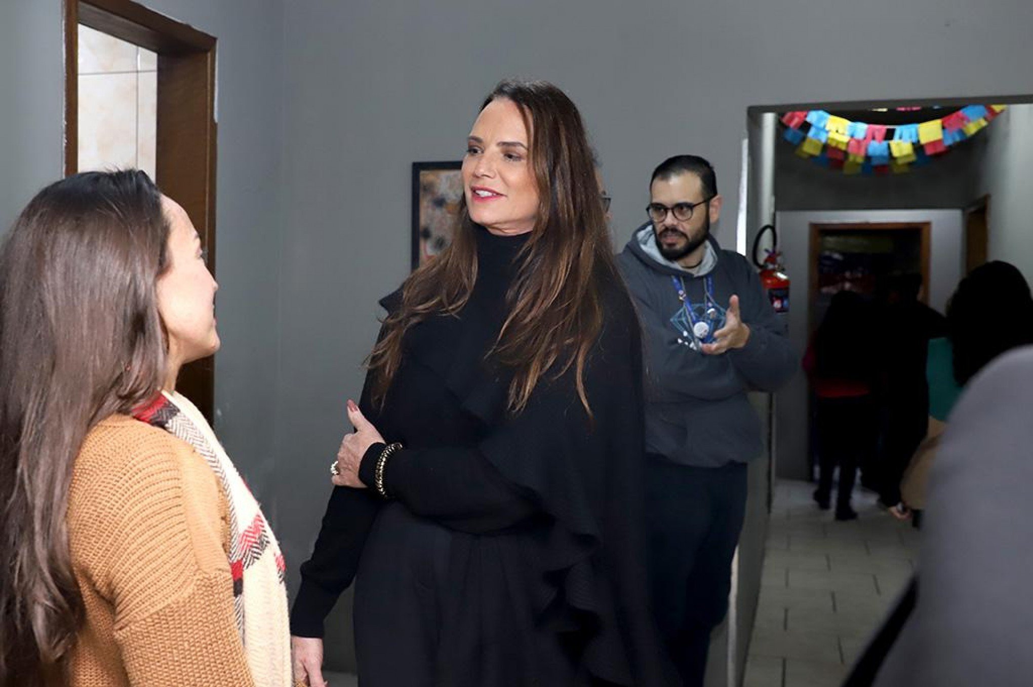 Luiza Brunet visita Esteio e conhece projeto que acolhe refugiados e migrantes