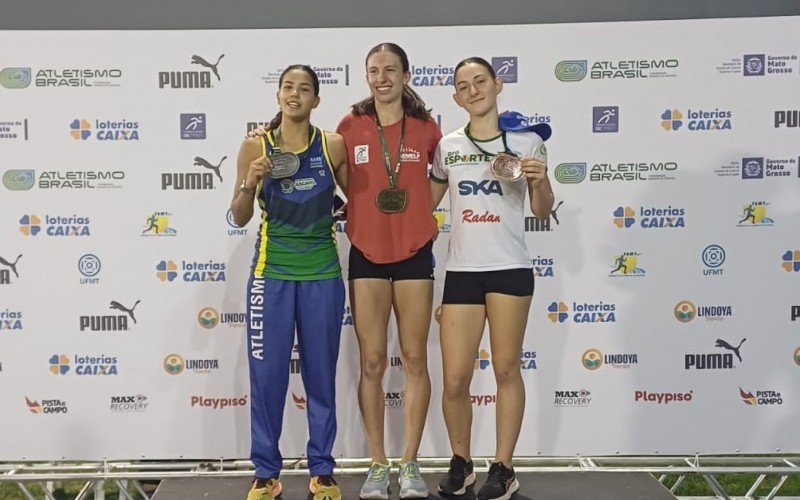 Aluna do Colégio Sinodal, Gabriela Rahmeier (de branco), 15 anos, conquistou o bronze nos 100 metros com barreiras do Campeonato Brasileiro Interclubes de Atletismo Sub-18