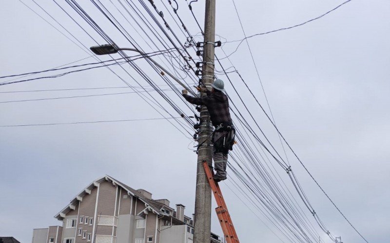 Operação Poste Limpo retira fios inativos do Centro canelense