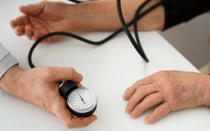 Entenda qual é a pressão arterial normal para idosos | abc+