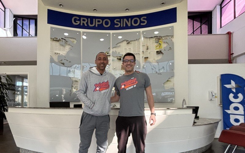 Serginho e Rafa na sede do Grupo Sinos, em Novo Hamburgo | abc+