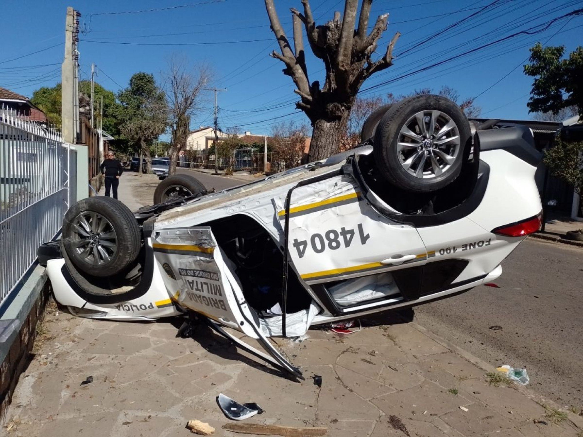 Viatura da Brigada Militar capota após colidir contra outro carro