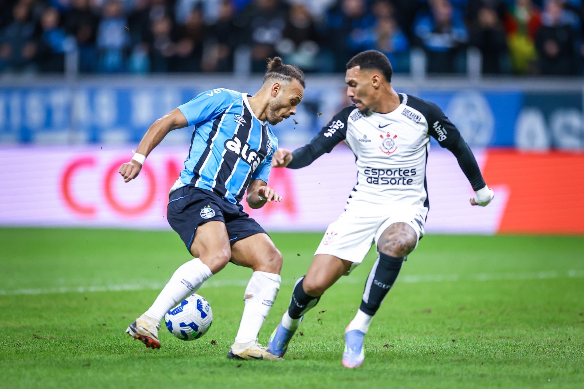 Em jogo de golaços, Grêmio e Corinthians ficam no empate pelo Brasileirão
