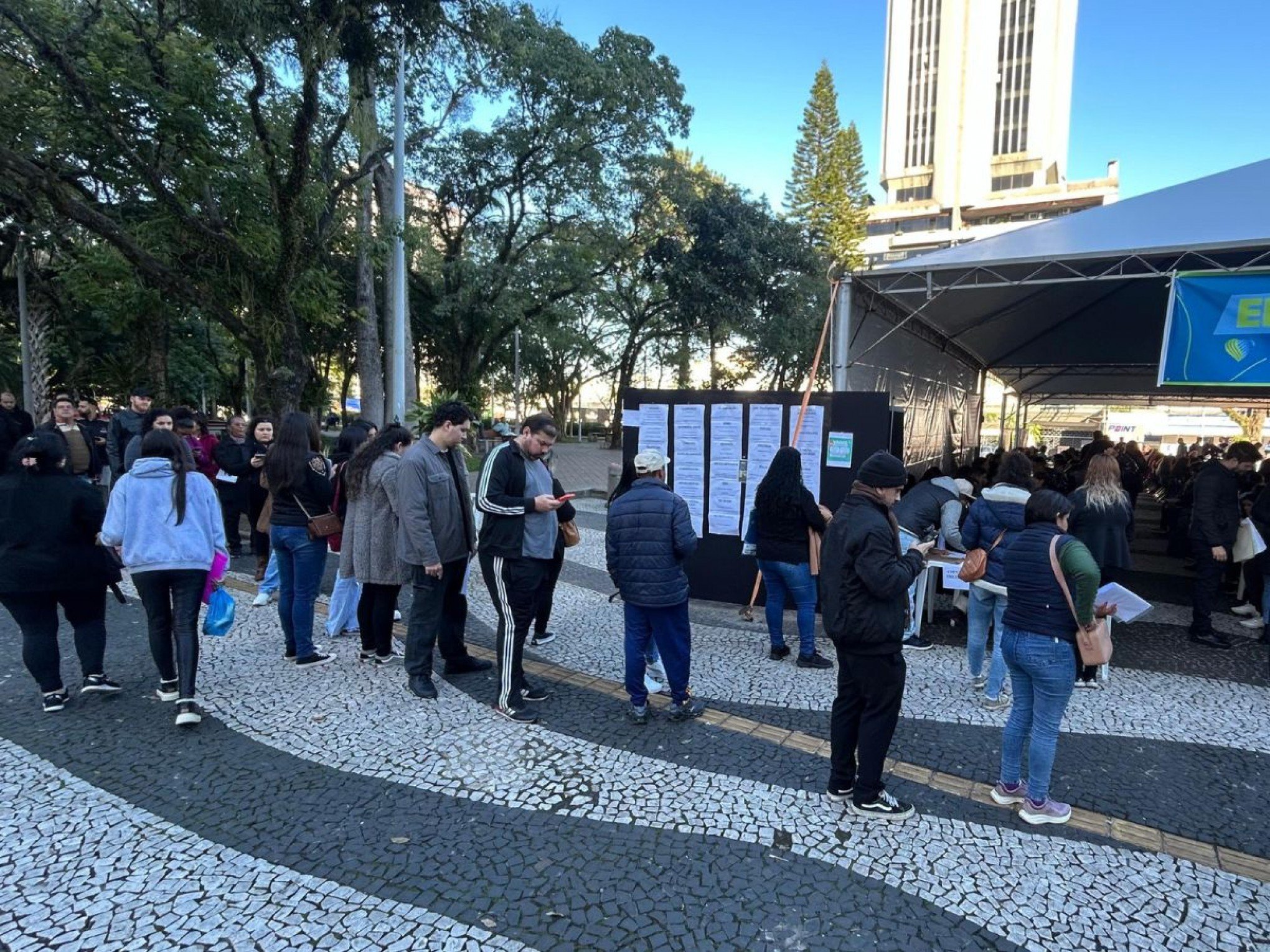 Feirão de empregos: Busca por 500 vagas forma longas filas em praça de Novo Hamburgo