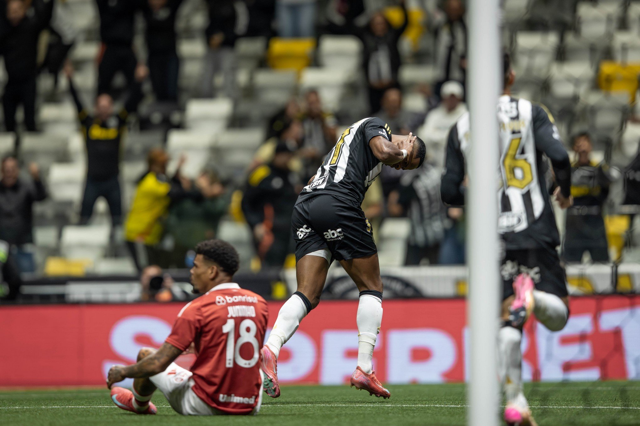 Inter perde para o Atlético-MG e vai passar as férias no Z4 do Brasiileirão