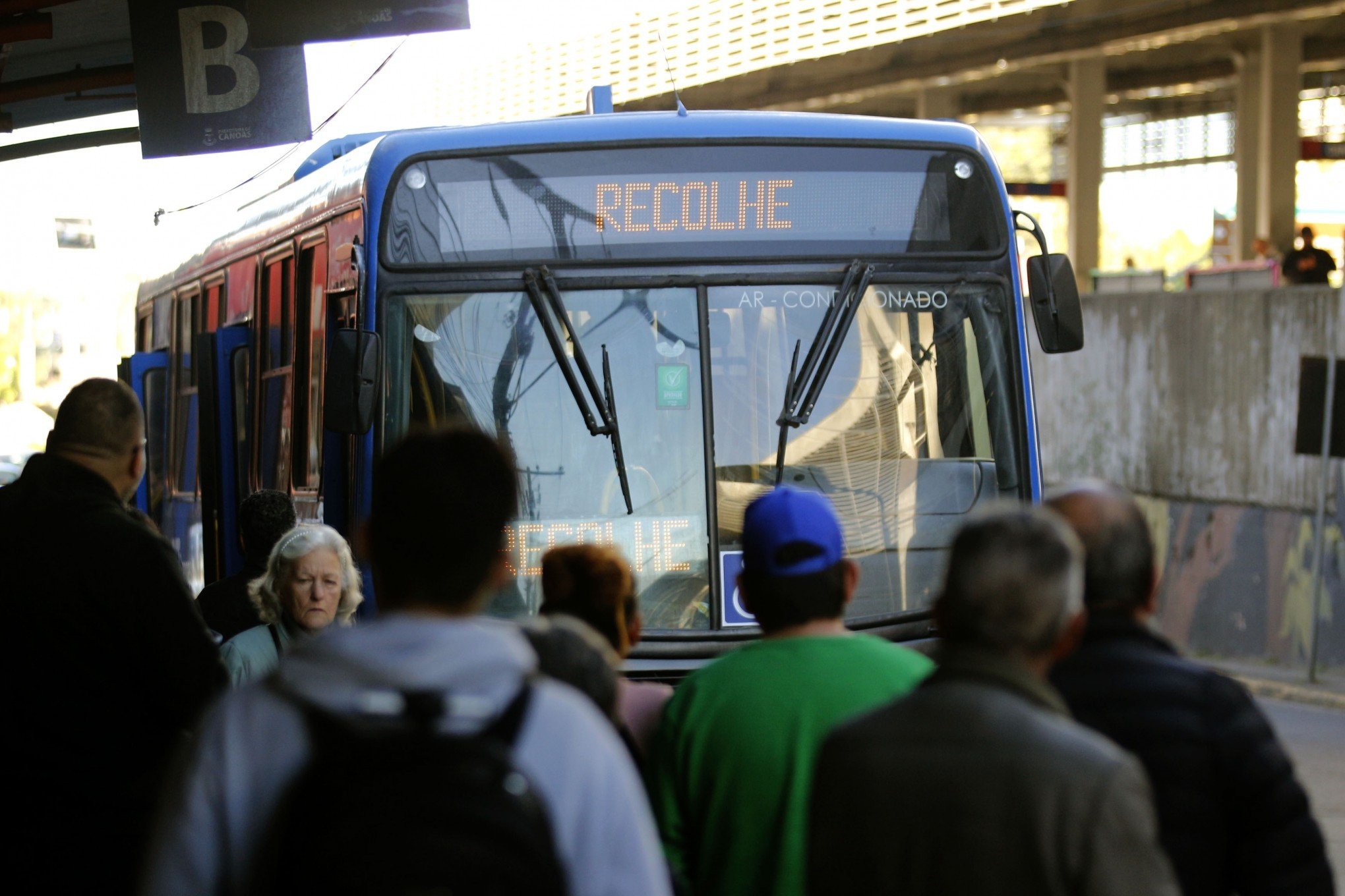 Obra altera parada de ônibus na Avenida Victor Barreto neste sábado