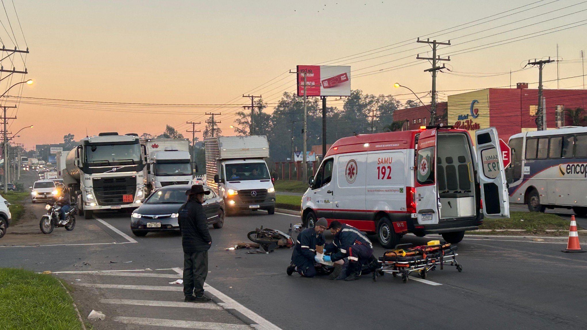 RS-240: Motociclista fica ferido em acidente; colisão causa lentidão em direção à BR-116