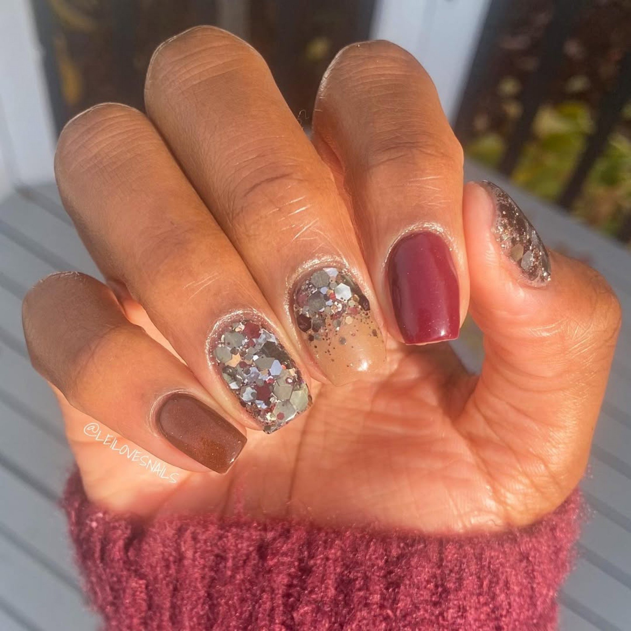 Inspiração de unha marrom com glitter | abc+
