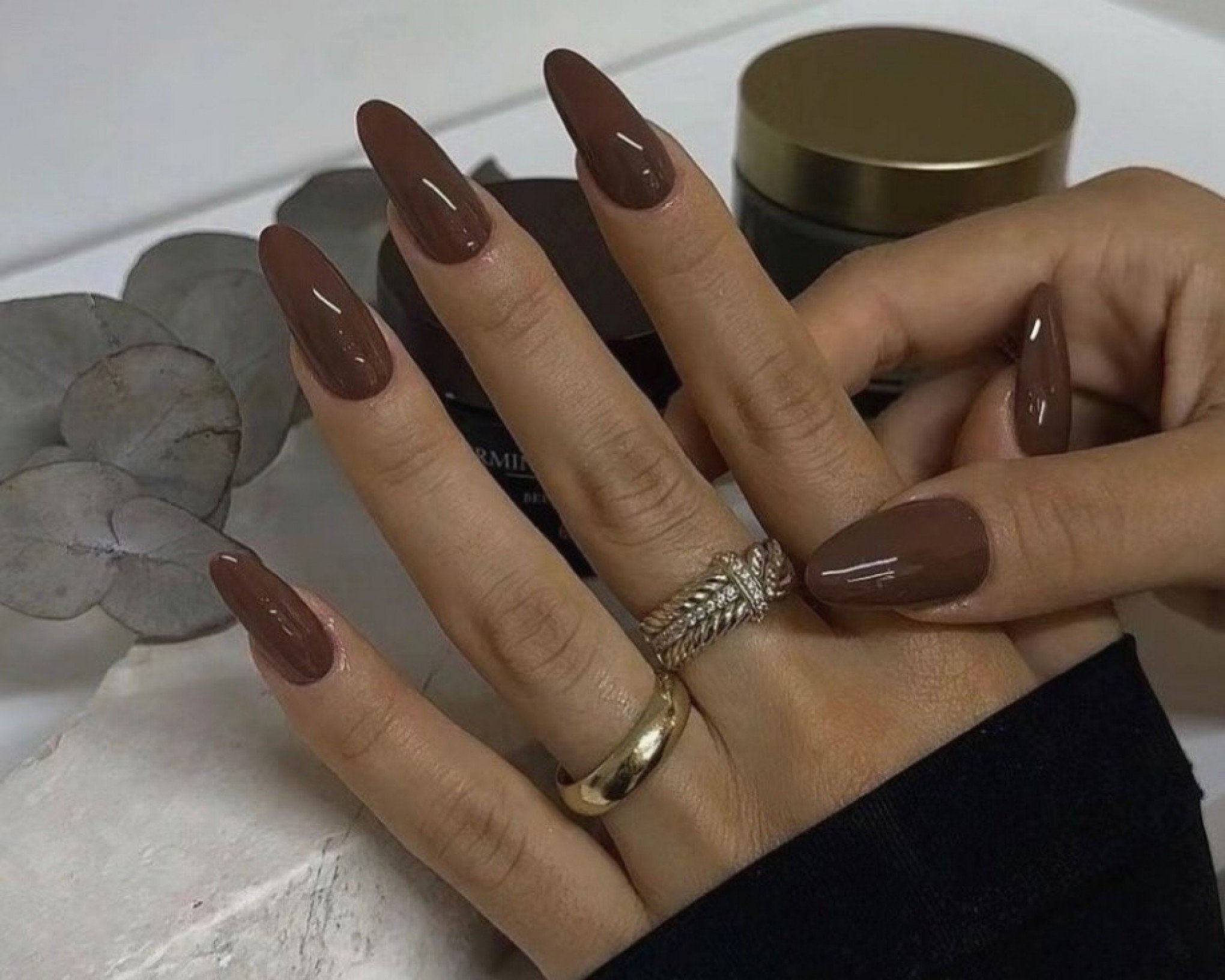 Esmalte marrom: 5 formas diferentes (e chiques) de apostar na cor
