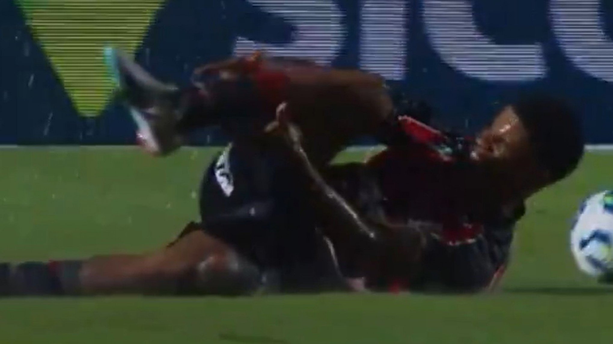 VÍDEO: Jogador recebe carrinho e sai de ambulância do gramado em jogo do Brasileirão