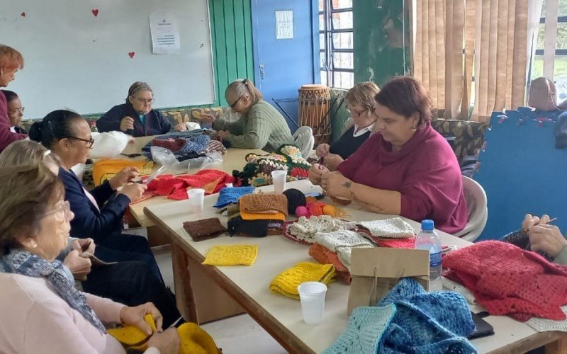 Grupo de idosos, em oficina no Cras em Canela