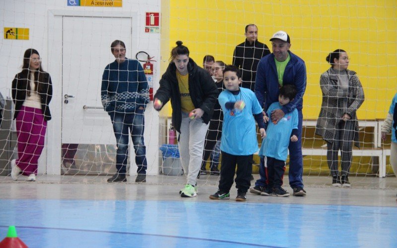 Alunos também puderam participar do arremesso de pelota no Festival Paralímpico em Novo Hamburgo