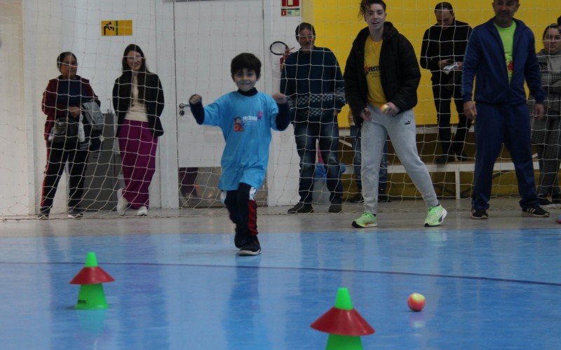 Alunos também puderam participar do arremesso de pelota no Festival Paralímpico em Novo Hamburgo