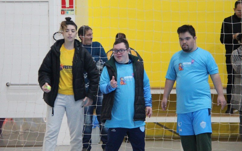 Alunos também puderam participar do arremesso de pelota no Festival Paralímpico em Novo Hamburgo
