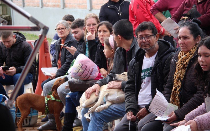 Dezenas de pessoas aguardavam sua vez de levar o seu pet