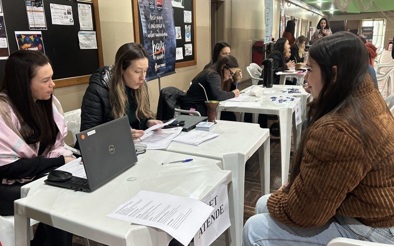 Jovens chegaram cedo ao mutirão em busca de uma oportunidade no mercado de trabalho | abc+