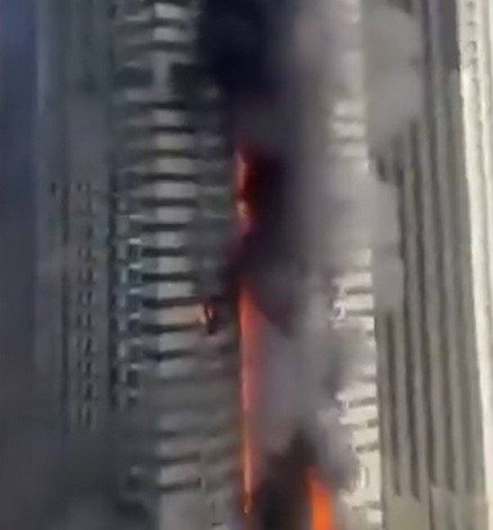 VÍDEO: Incêndio atinge arranha-céu de 67 andares e 3,8 mil moradores precisam ser evacuados