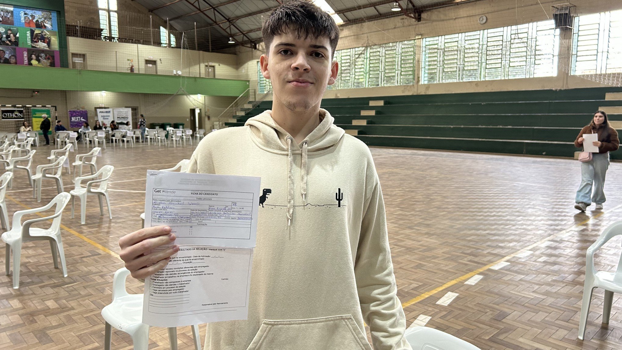 Mercado de trabalho: Jovens em busca da primeira oportunidade marcam presença em mutirão de emprego