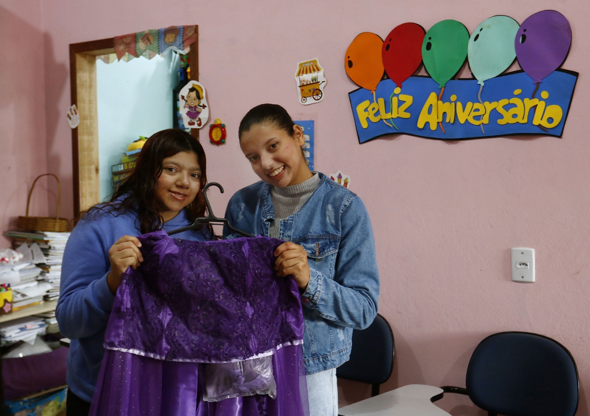 "Quero muito usar o vestido": Alunas de inclusão ganham festa de debutante em Canoas