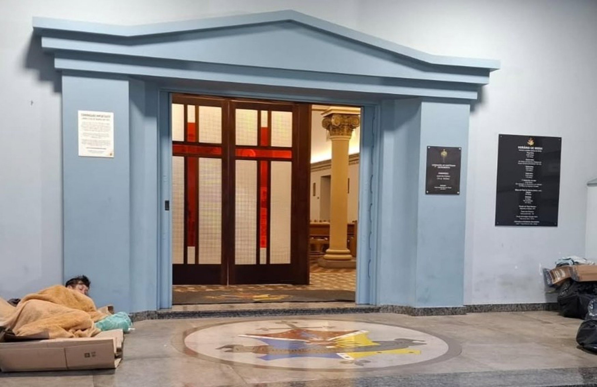 "Queremos uma solução": Padre faz cobrança sobre população em situação de rua vivendo na porta de igreja