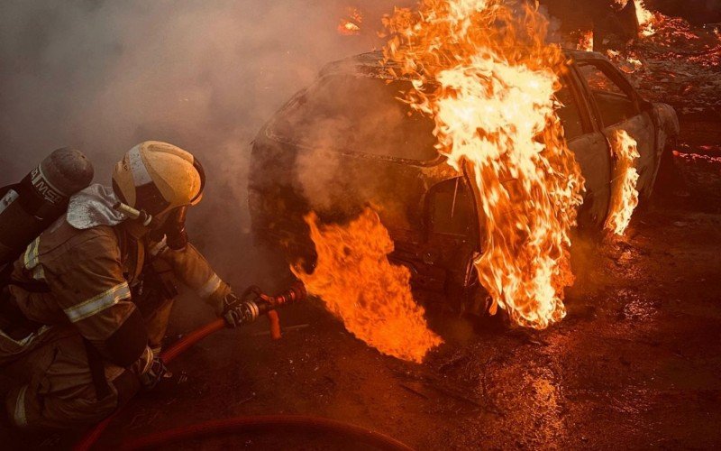 Incêndio destrói casa e veículos em cidade da região; pai fica ferido e filho sai ileso | abc+
