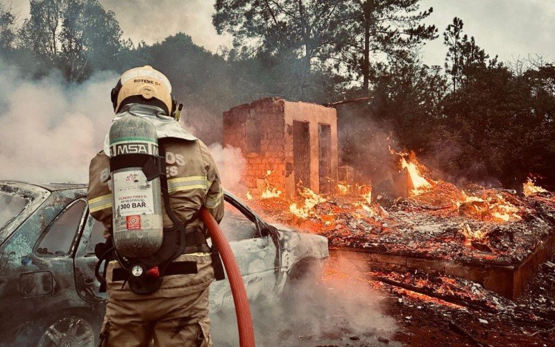Incêndio destrói casa e veículos em cidade da região; pai fica ferido e filho sai ileso | abc+