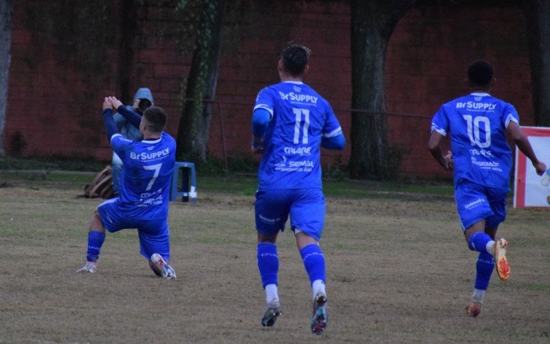 Flechada de Vidmar para comemorar o gol aimoresista | abc+