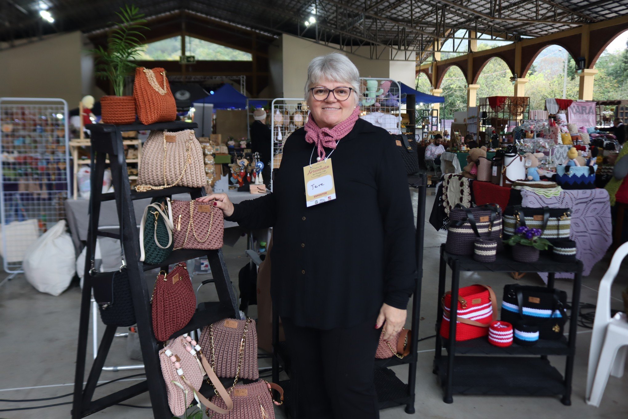 Estreando na Feira com bolsas, Teresinha Ruckert, 66, levou diversos modelos | abc+