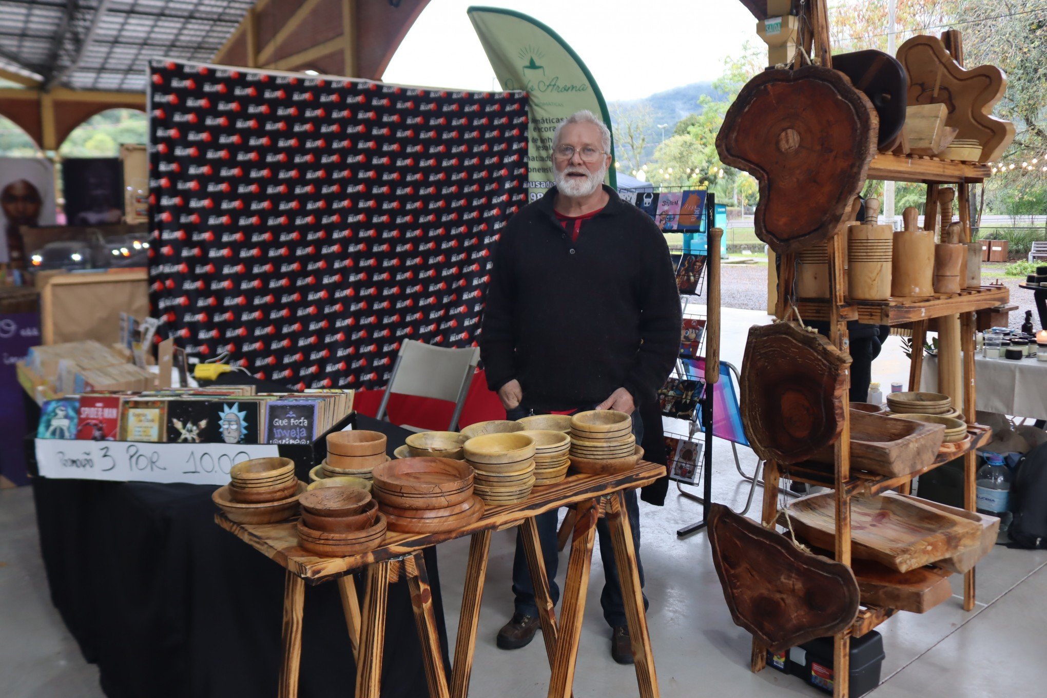 Expositor de São Leopoldo, Heitor Grohs, 61, com diversos produtos feitos de madeira | abc+