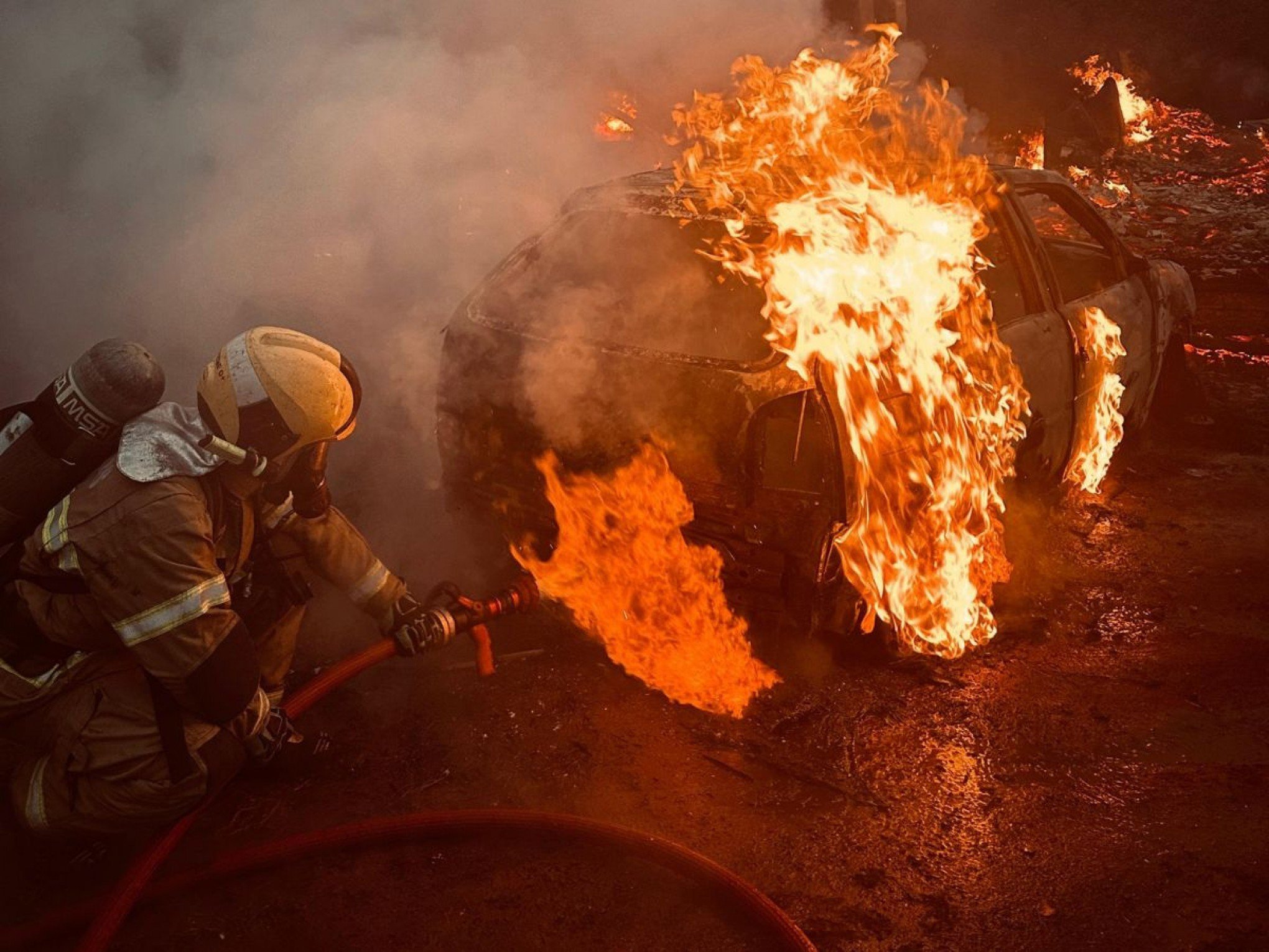Incêndio destrói casa e veículos em cidade da região; pai fica ferido e filho sai ileso