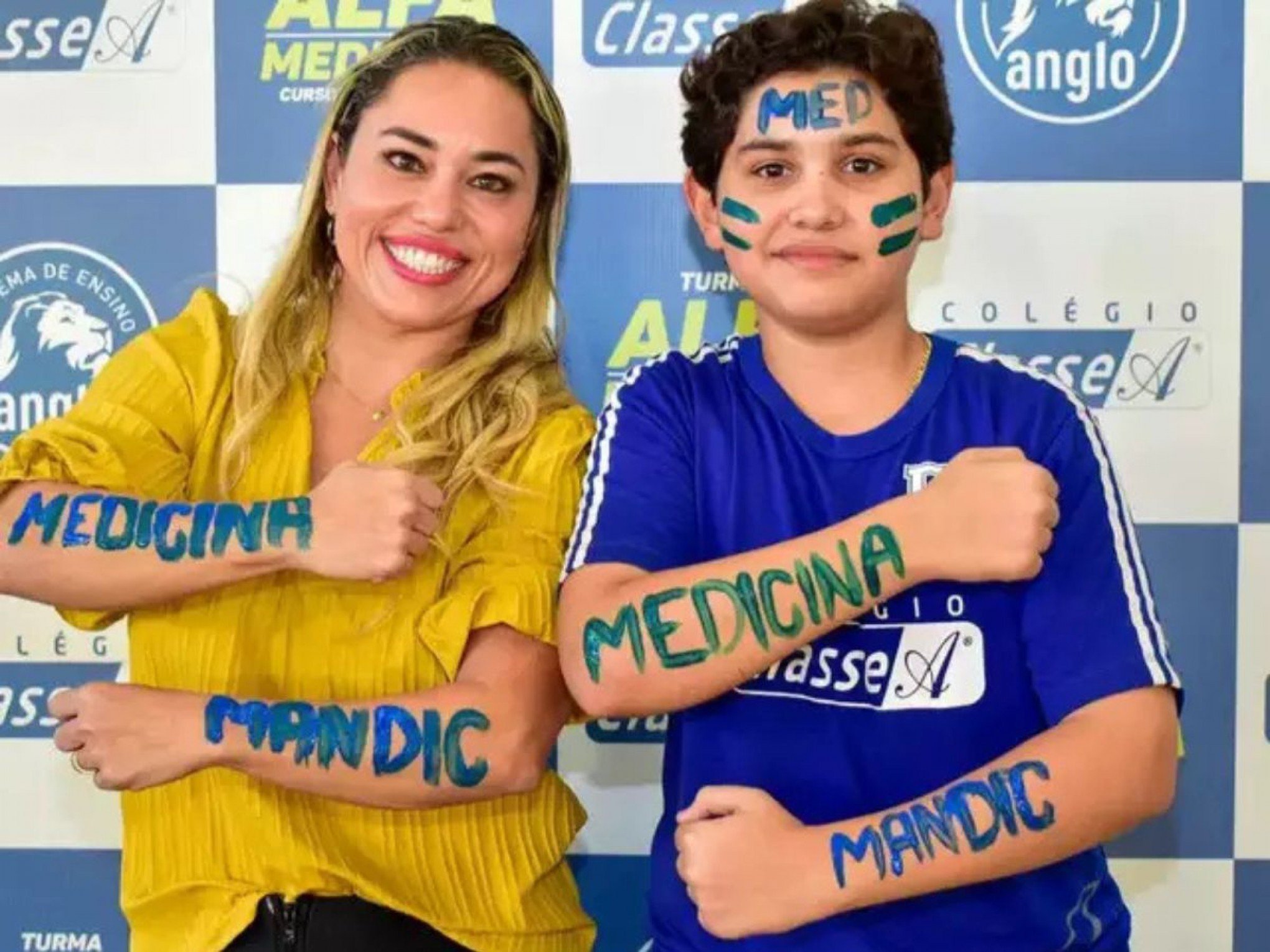 Mãe e filho de 13 anos são aprovados em medicina; adolescente diz que fez prova "só como treineiro"