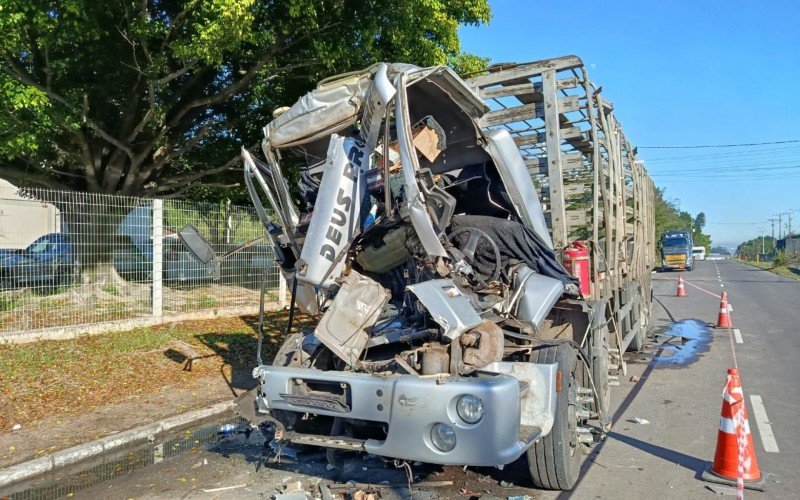Caminhão de gás permanece parado, no local do acidente, na manhã desta segunda-feira (16), mas os botijões foram recolhidos